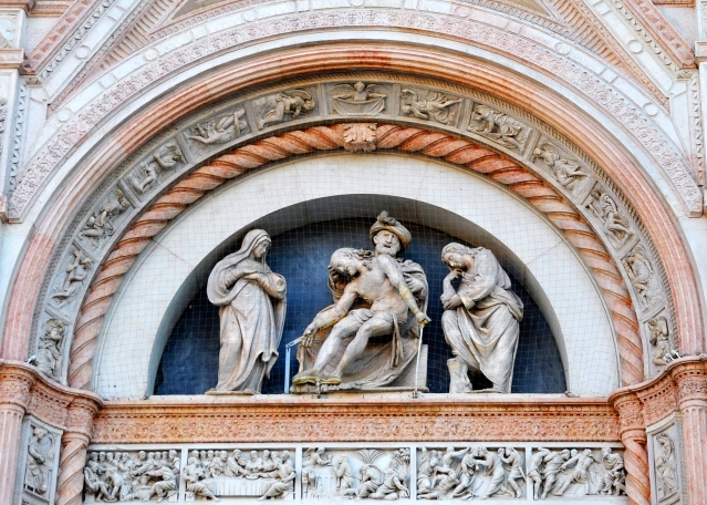 Portale di destra: A. Lombardi: Cristo deposto dalla croce