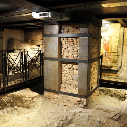Cripta su fondazione in blocchi di selenite e di calcare.