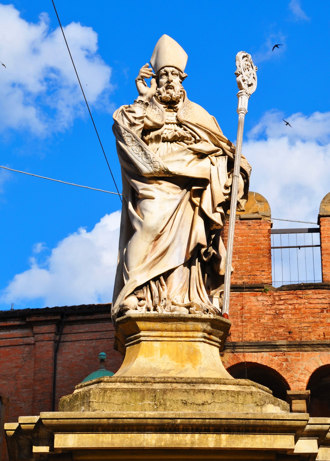 Monumenti e statue che adornano Bologna